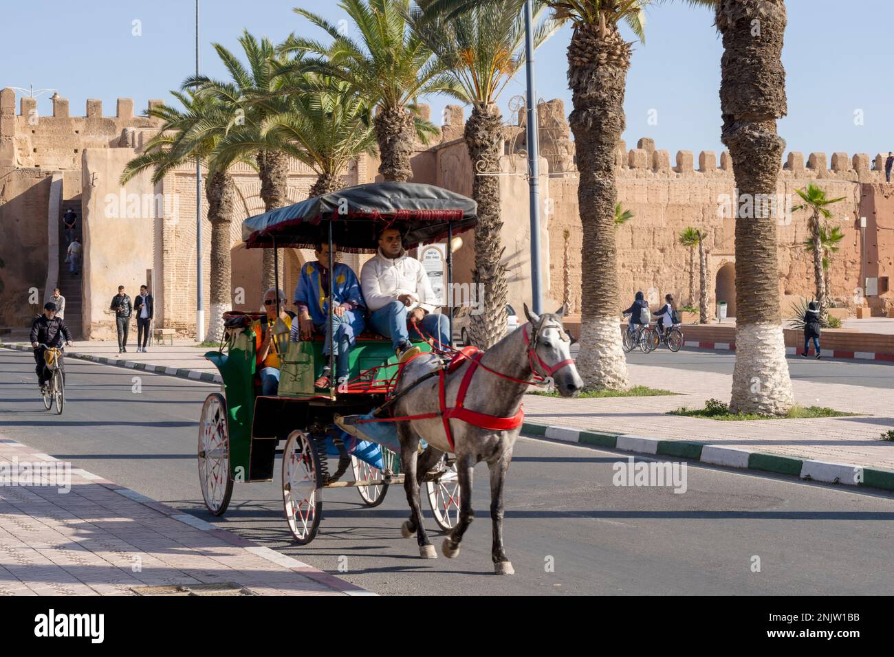 Afrika, Marokko, Taroudant, Blick über die Av. Molay Rachid zum Stadttor Bab Selsla. Stockfoto