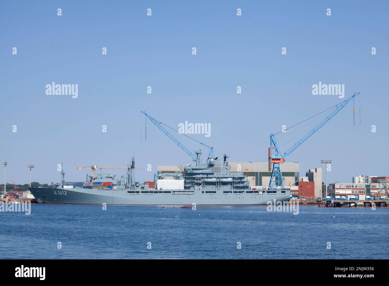 Kriegsschiff und Hafen in Kiel Fjord, Kiel, Schleswig-Holstein, Deutschland Stockfoto