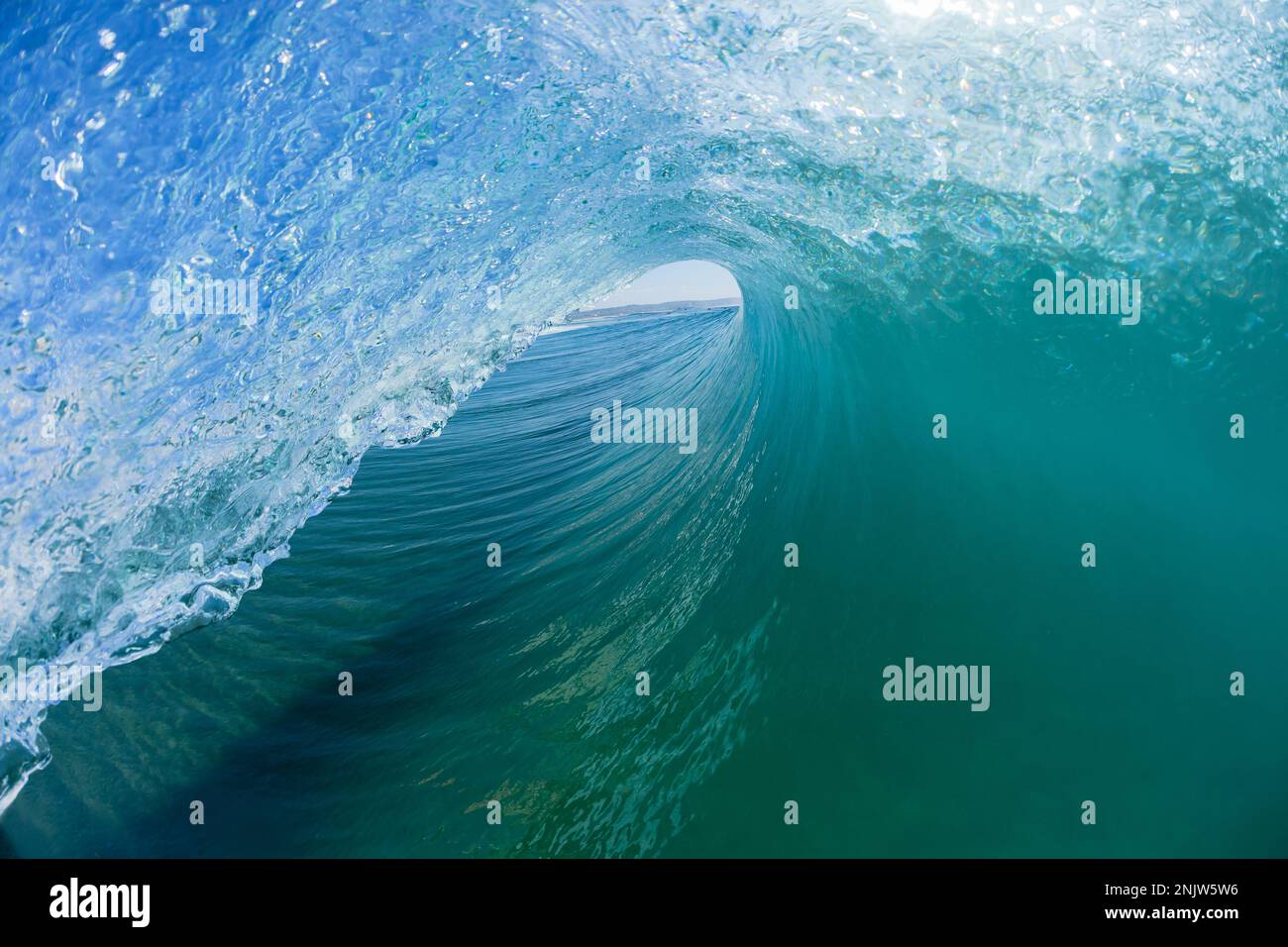 Wellenschwimmen im hohlen, blauen Wasser, Surfer beim Surfen, Nahaufnahmen des Wassers. Stockfoto