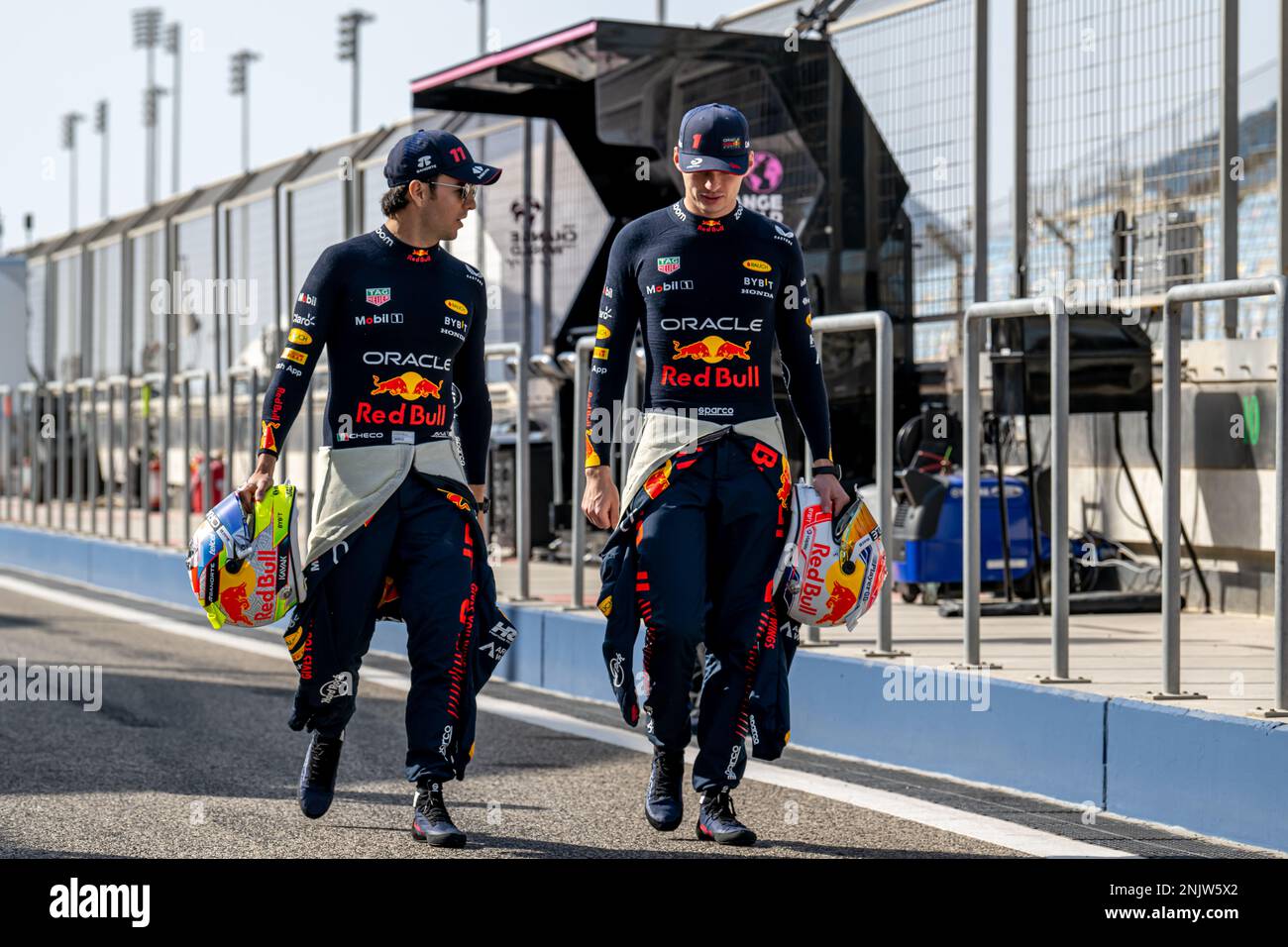 BAHRAIN INTERNATIONAL CIRCUIT, BAHRAIN - FEBRUAR 23: Max Verstappen und Sergio Perez, Red Bull Racing RB19 während des Bahrain Tests auf dem Bahrain International Circuit am 23. Februar 2023 in Sakhir, Bahrain. (Foto: Michael Potts/BSR Agency) Stockfoto