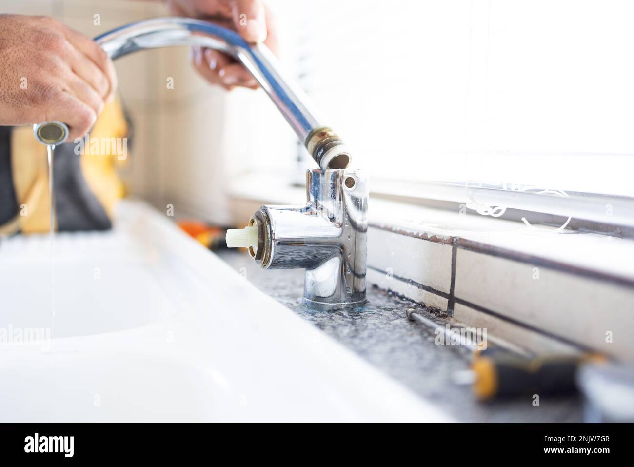 Klempner, Wasserhahn und Sanitär, Wartung mit Arbeitern und handwerkern, Hausrenovierung mit Handwerk und Reparaturen. Bauarbeiter, Handwerker in der Küche oder Stockfoto