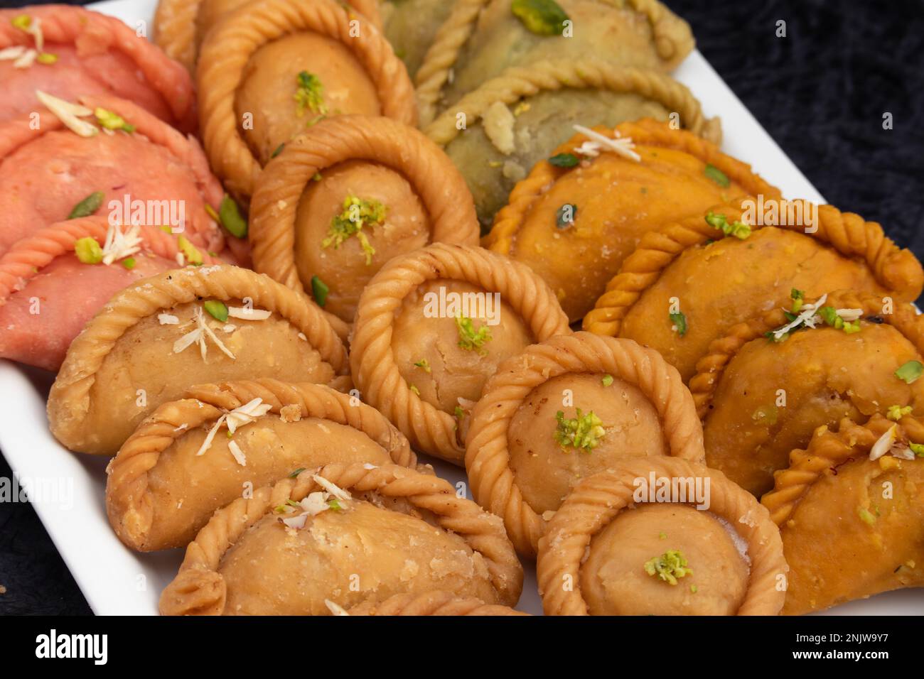 Verschiedene Indische Süße Teigtaschen Mithai - Rose Gujiya, Karanji, Chandrakala, Suryakala, Kesar Gujia, Thandai Pedakiya Heißt Auch Pirukiya, Pirukia, Basu Stockfoto