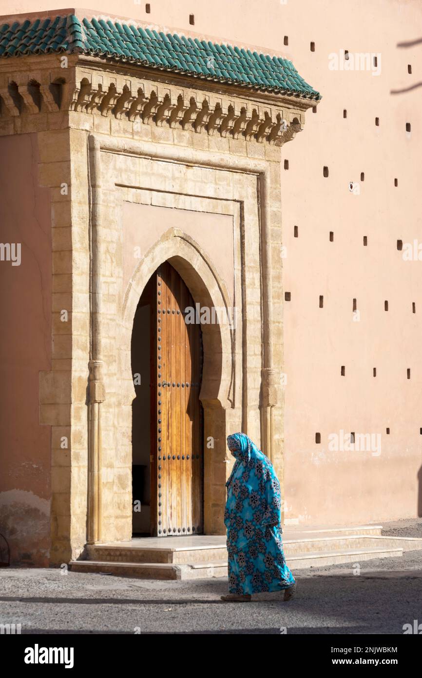 Afrika, Marokko, Tiznit, Frau am Eingang der Grossen Moschee (Alkabir Moschee, Jamaâ Al Kabir) Stockfoto