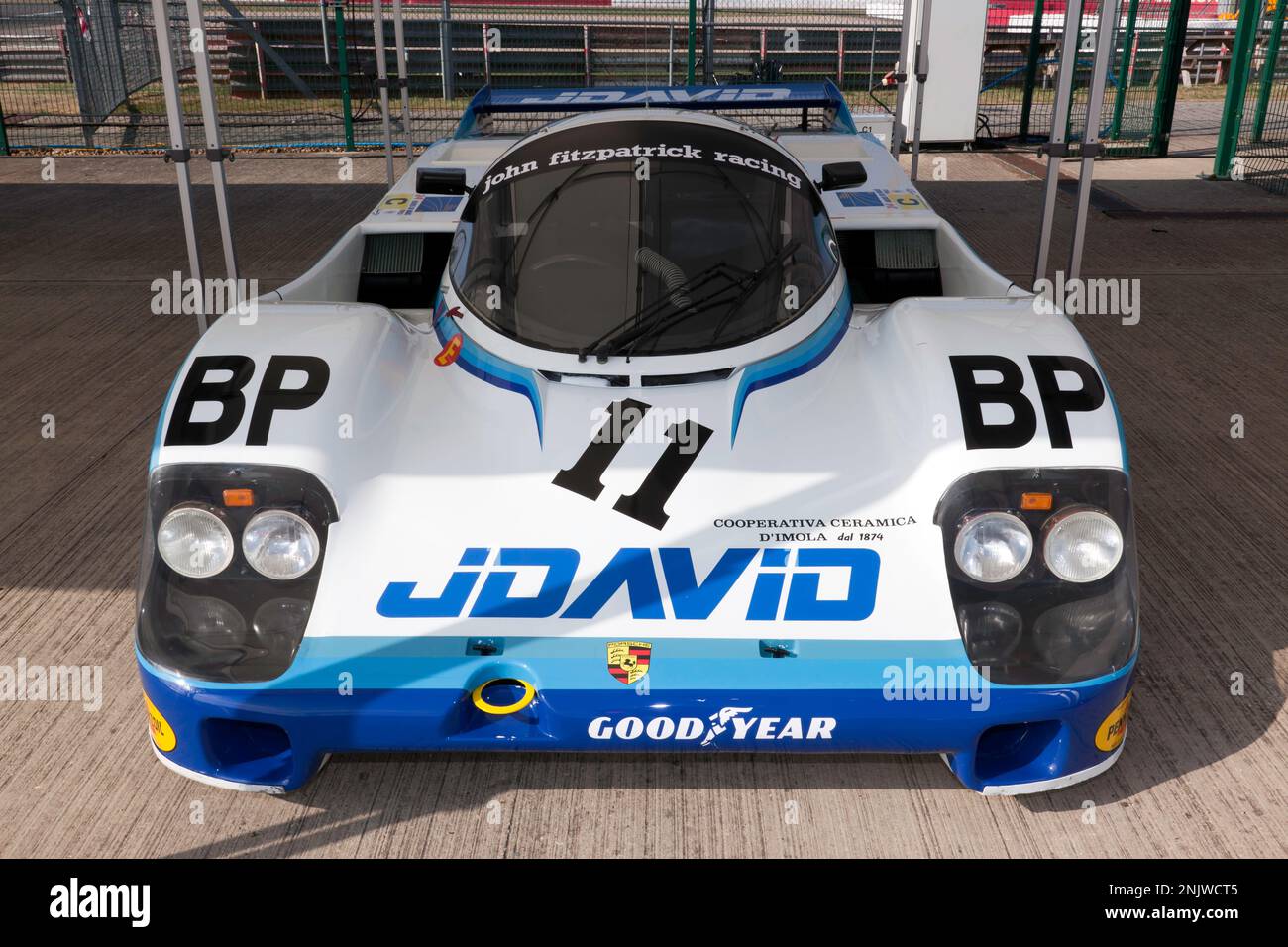 Einer der verbleibenden Freibeuter Porsche 956, ausgestellt im Rahmen einer besonderen 40.-jährigen Feier der Gruppe C im Silverstone Classic 2022. Stockfoto