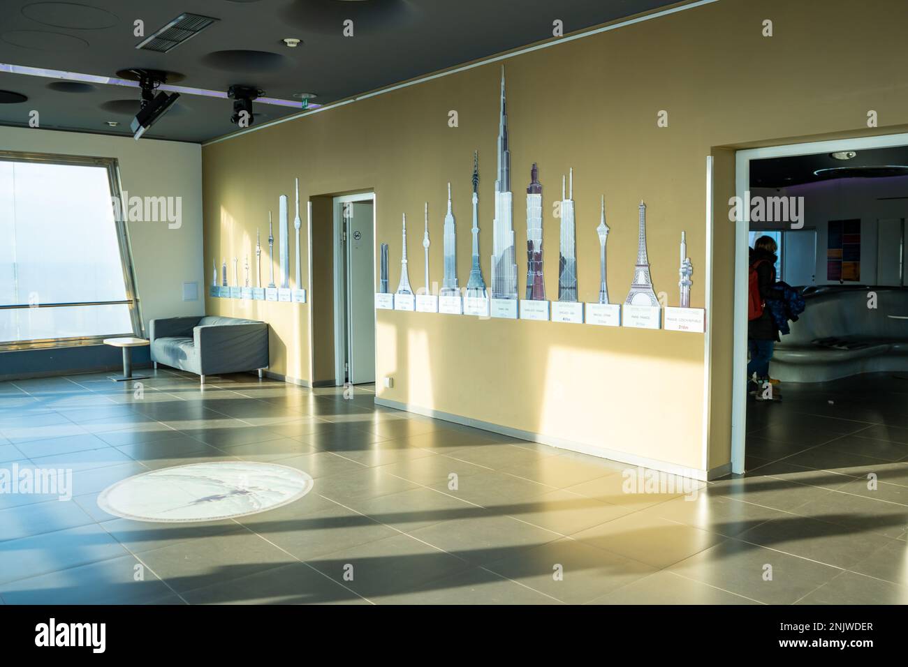 Prag, Tschechische Republik - 5. Februar 2023: Innenansicht des Panoramablattes des Fernsehturms Zizkov in Prag, Tschechische Republik Stockfoto