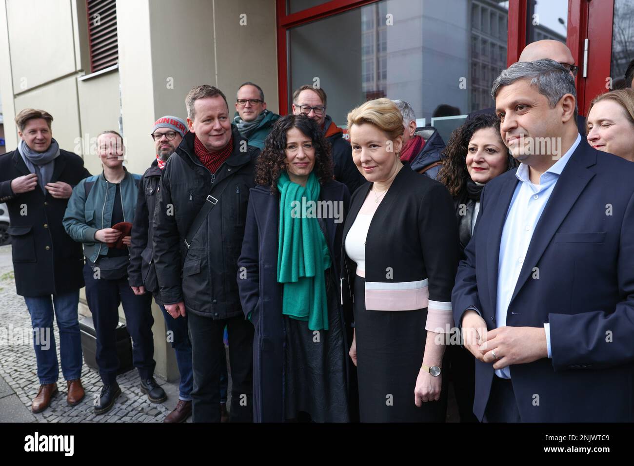 Berlin, Deutschland. 23. Februar 2023. Vertreter der SPD, der Alliance90/Grünen und der Linken treffen im Parteihauptquartier der Sozialdemokraten zu Sondierungsgesprächen über die Regierungsbildung ein. Erste Reihe (r-l) Raed Saleh, Staatsvorsitzender der SPD Berlin und Vorsitzender der SPD-Fraktion im Berliner Repräsentantenhaus, Franziska Giffey (SPD), Berlins Regierungsbürgermeisterin, Bettina Jarasch (Bündnis90/Grüne), Verkehrssenatorin, Und Klaus Lederer (Linke), Kultursenator. Kredit: Jörg Carstensen/dpa/Alamy Live News Stockfoto