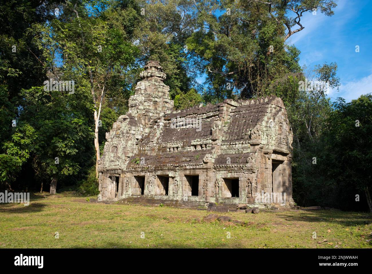 Kambodscha: Ein Feuerschrein oder Dharmasala (Wallfahrtsstätte) in der Nähe des Osteingangs zum Haupttempel in Preah Khan, Angkor. Preah Khan (Tempel des Heiligen Schwertes) wurde im späten 12. Jahrhundert (1191) von Jayavarman VII erbaut und befindet sich nördlich von Angkor Thom. Der Tempel wurde an der Stelle erbaut, an der Jayavarman VII. 1191 den Sieg über die einmarschierenden Chams errichtete. Es war das Zentrum einer bedeutenden Organisation mit fast 100.000 Beamten und Bediensteten. Sie diente früher als buddhistische Universität. Die wichtigste Gottheit des Tempels ist die Bodhisatva Avalokiteshvara in Form von Jayavarmans schwanz Stockfoto