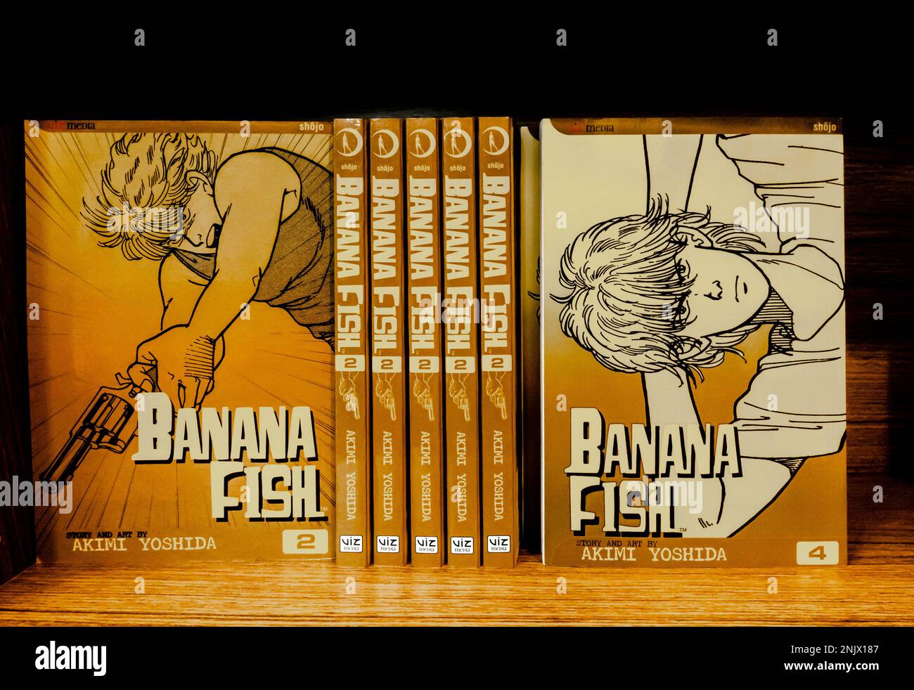 Banana Fish - eine japanische Manga-Serie, die von Akimi Yoshida geschrieben und illustriert wurde. Bananen-Fisch-Bücher auf einem Regal Stockfoto