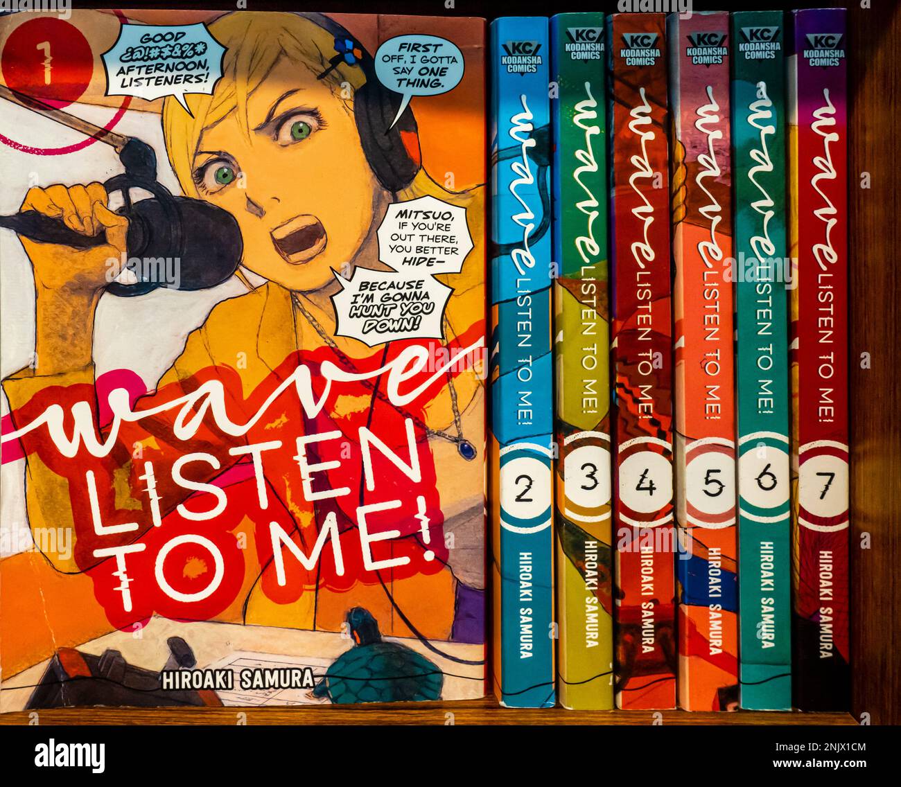 Wave, hör mir zu, eine japanische Manga-Serie von Hiroaki Samura. Manga-Bücher auf einem Regal Stockfoto