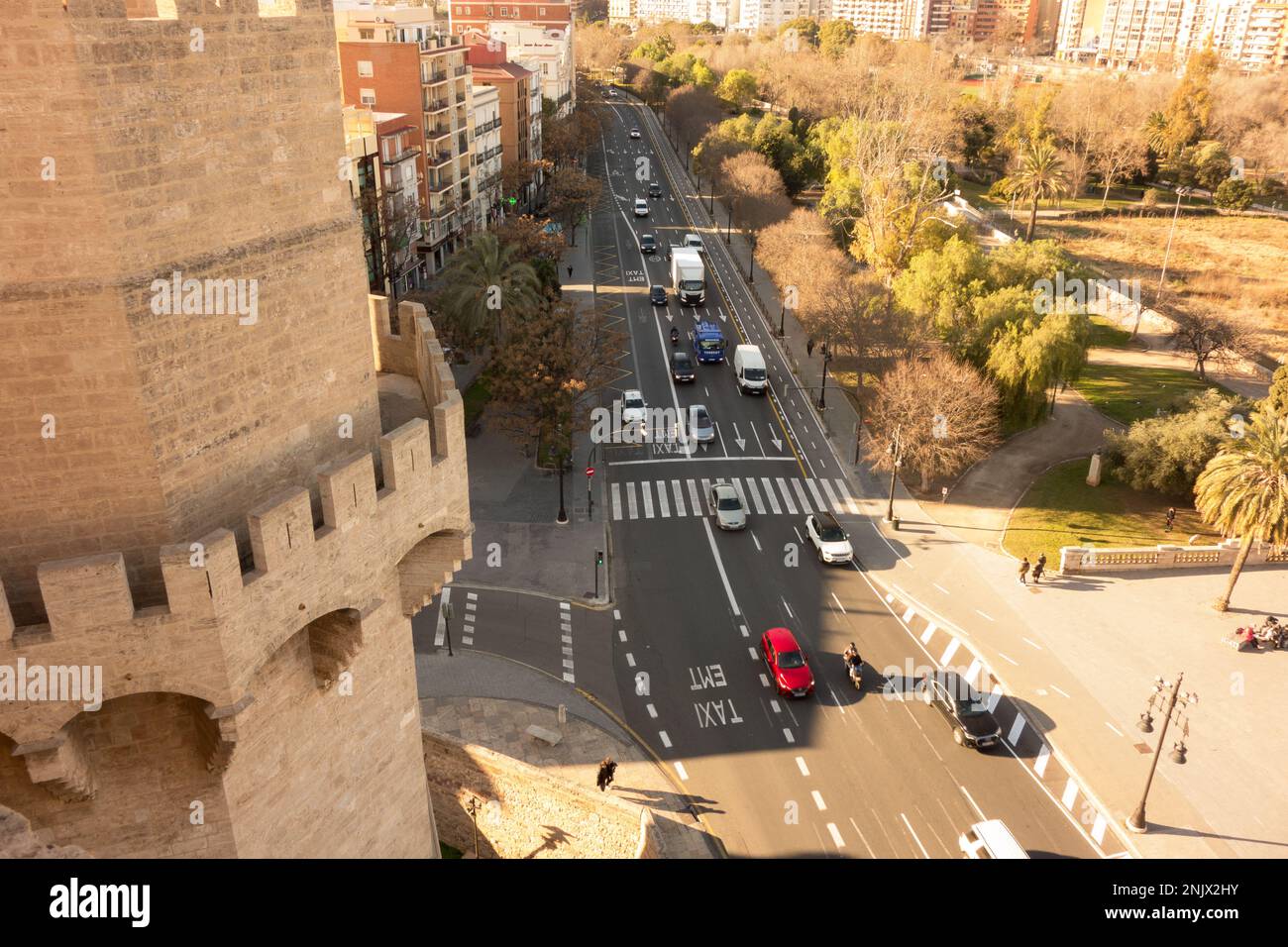 Die Hauptstraße unter dem Torres de Serranos Turm in Valencia, Spanien Stockfoto