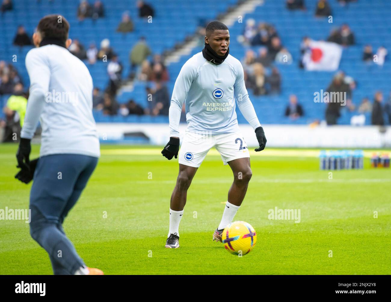 Brighton's Moises Caicedo wärmt sich vor dem Spiel Brighton and Hove Albion gegen Fulham Premier League im American Express Community Stadium in Brighton auf. Samstag, 18. Februar 2023 - Stockfoto