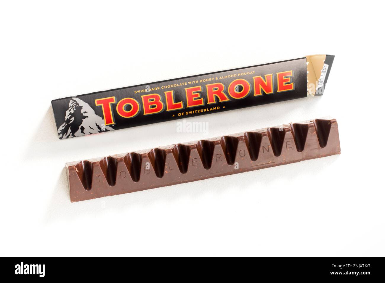 Hoher Winkel von köstlicher süßer Schweizer Toblerone Schokolade isoliert auf weißem Hintergrund Stockfoto