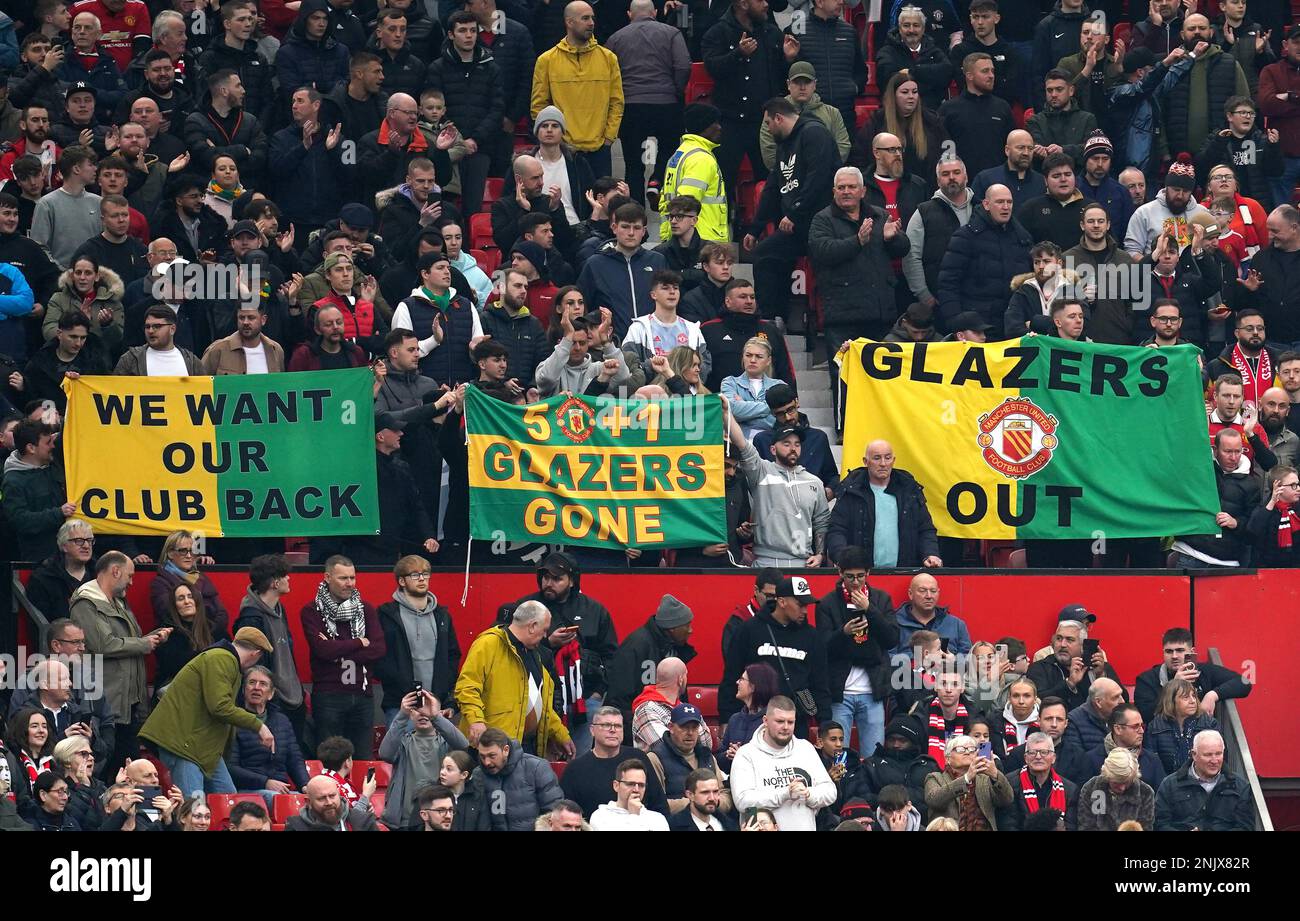 Aktenfoto von 19-02-2023, von Fans auf den Tribünen, die gegen die derzeitigen Besitzer des Clubs protestieren. Die zweizehnjährige Amtszeit der Familie Glazer bei Old Trafford war und ist nach einem fremdfinanzierten Buy-out, der den Club mit Schulden beladene, umstritten, aber die jüngsten Entwicklungen bezüglich eines möglichen Verkaufs haben Hoffnung auf eine bessere Zukunft geweckt. Ausgabedatum: Donnerstag, 23. Februar 2023. Stockfoto