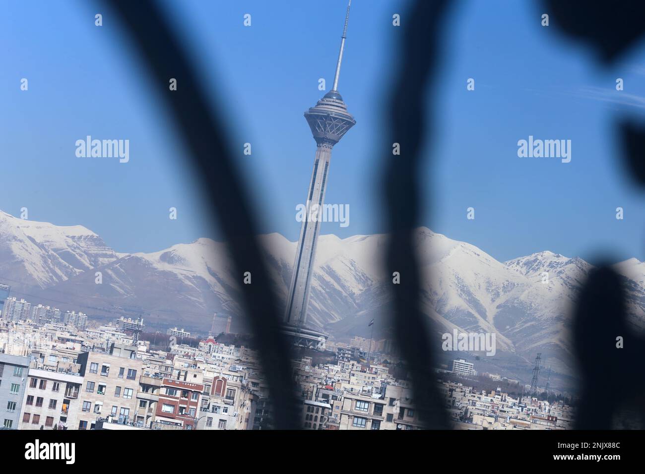 Teheran, Teheran, Iran. 22. Februar 2023. Ein Bild zeigt Teherans Milad Tower vor der Kulisse eines schneebedeckten Berges. Deutschland erklärte zwei iranische Diplomaten persona non grata als Reaktion auf Teherans Todesurteil für den deutsch-iranischen Dissidenten Jamshid Sharmahd. Die deutsche Außenministerin Annalena Baerbock schlug die Entscheidung des iranischen Gerichts nieder und sagte, die iranische Botschaft wurde zum Ministerium geladen, um die Entscheidung zu verurteilen. (Kreditbild: © RouzbritFouladi/ZUMA Press Wire) NUR REDAKTIONELLE VERWENDUNG! Nicht für den kommerziellen GEBRAUCH! Stockfoto