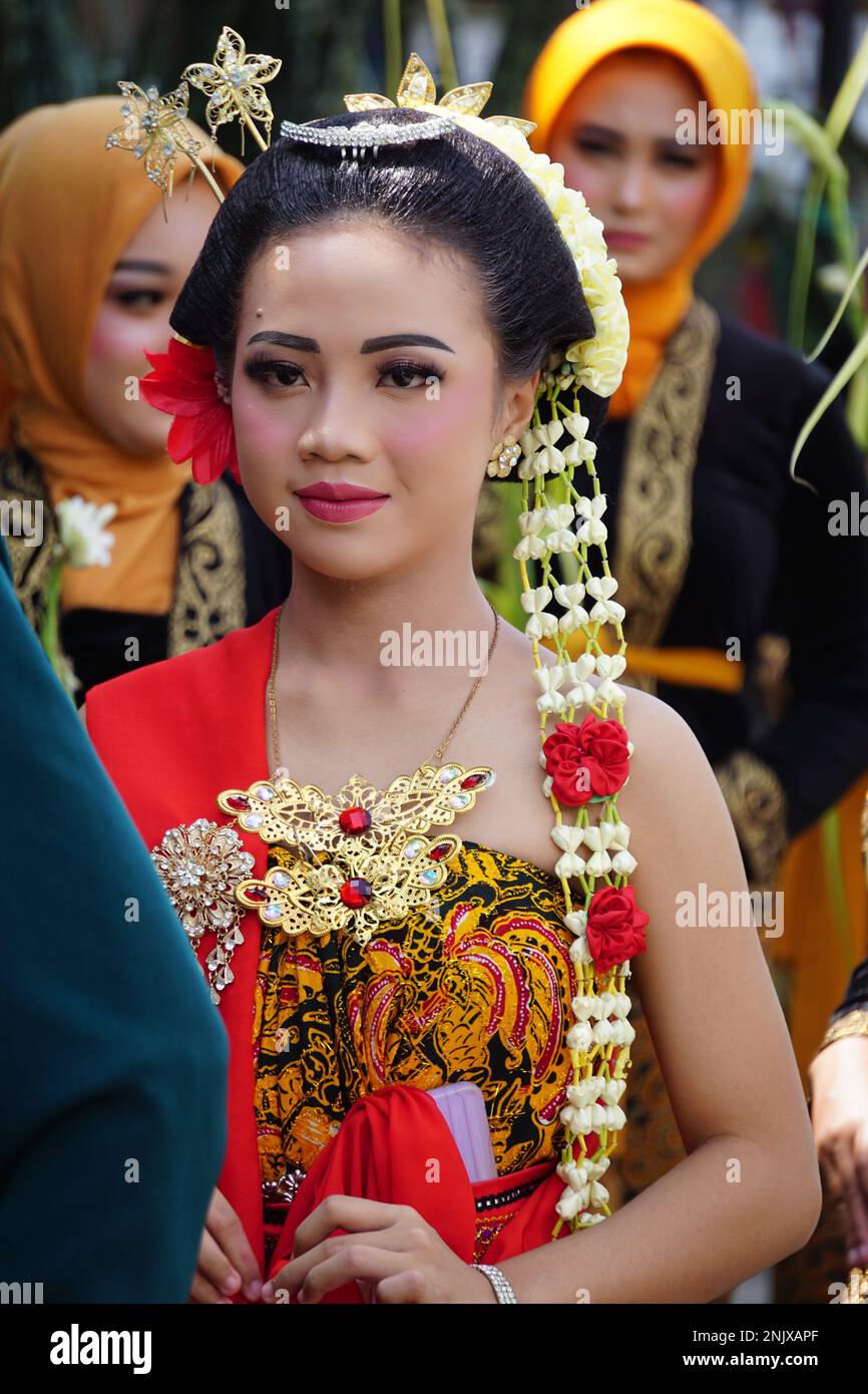 Indonesisch mit traditionellem javanischen Tuch auf Schokoladenketupat, kulturelles Karnevalsfestival 1800 (Kirab Budaya 1800 Ketupat Coklat) Stockfoto