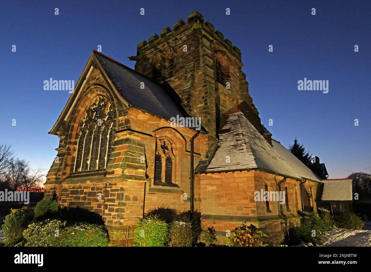 St Cross Church Appleton Thorn, South Warrington, Cheshire, England, Vereinigtes Königreich WA4 Uhr in der Abenddämmerung im Winter Stockfoto