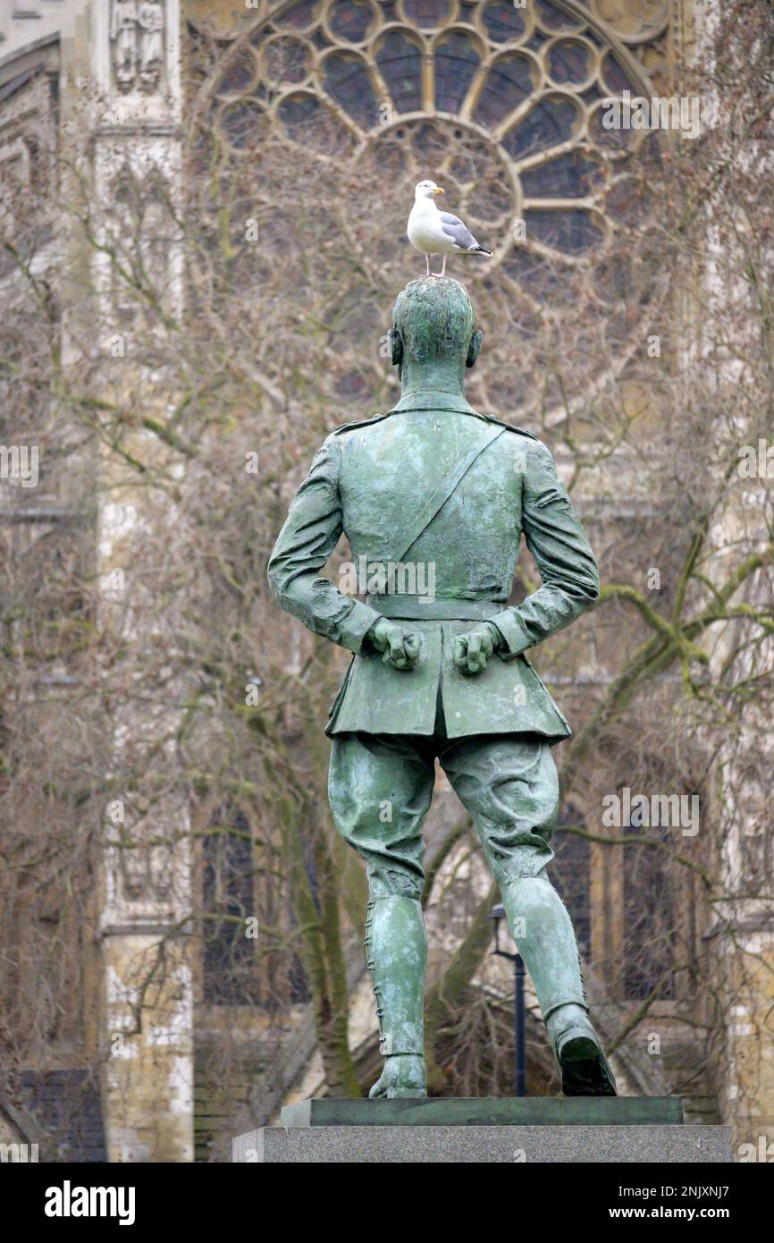 London, England, Großbritannien. Seagull auf dem Kopf der Jan-Smuts-Statue am Parliament Square, Westminster Abbey dahinter. Stockfoto