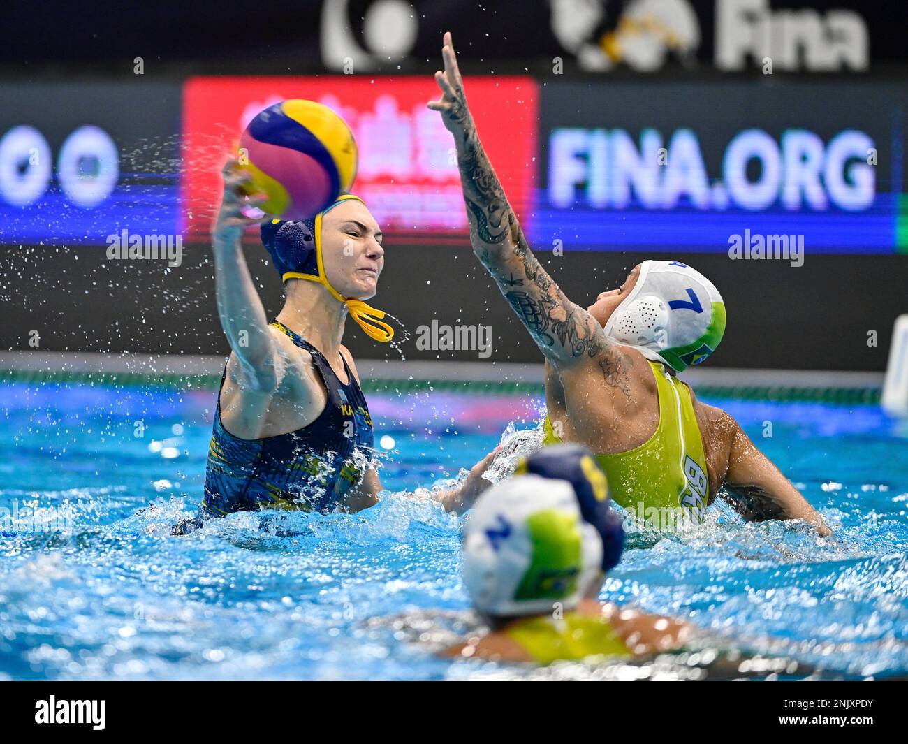 Anastassiya Yeremina, left, of Kazakhstan in action against Samantha Ferreira of Brazil during the women's water polo Group C second round match between Brazil and Kazakhstan at the 19th FINA World Championships in Sopron, Hungary, Wednesday, June 22, 2022. (Tamas Vasvari/MTI via AP) Stockfoto