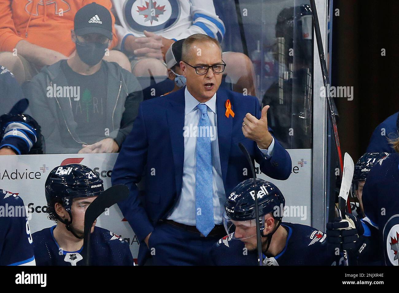 FILE - Winnipeg Jets head coach Paul Maurice signals to his players during the second period of a preseason NHL hockey game against the Edmonton Oilers in Winnipeg, Manitoba, Wednesday, Sept. 29, 2021. A person with knowledge of the situation said Paul Maurice and the Florida Panthers were in the process Wednesday, June 22, 2022, of finalizing a deal to make him the club's new coach. (John Woods/The Canadian Press via AP, File) Stockfoto