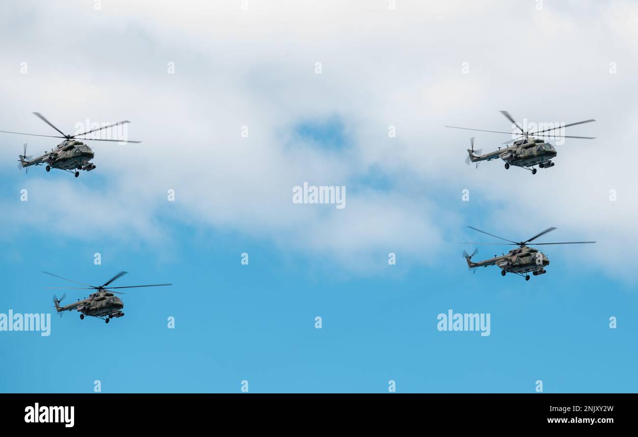 31. Juli 2022, St. Petersburg, Russland. MIL Mi-8 Mehrzweckhubschrauber auf der Main Naval Parade anlässlich des russischen Marinetages in St. Petersburg. Stockfoto