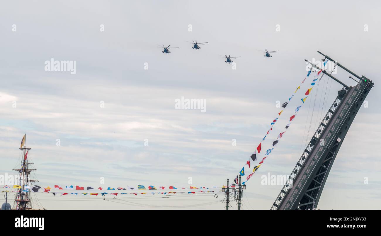 31. Juli 2022, St. Petersburg, Russland. MIL Mi-8 Mehrzweckhubschrauber und eine geschieden Brücke erstrecken sich über den Fluss Newa bei der Main Naval Parade in Stockfoto