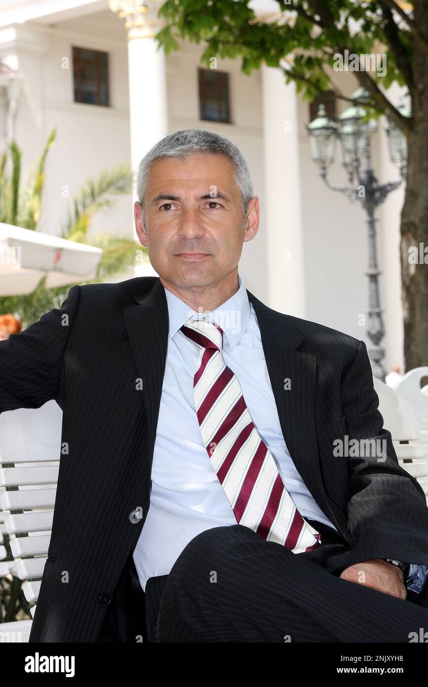 Entspannen Sie sich auf eine Bank Geschäftsmann Stockfoto