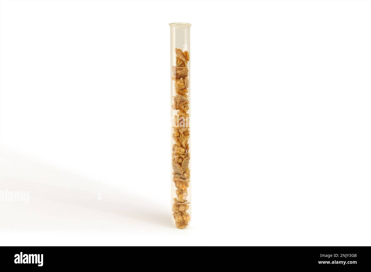 Köstliches, gesundes Müsli in einer Glasröhre auf weißem Hintergrund Stockfoto
