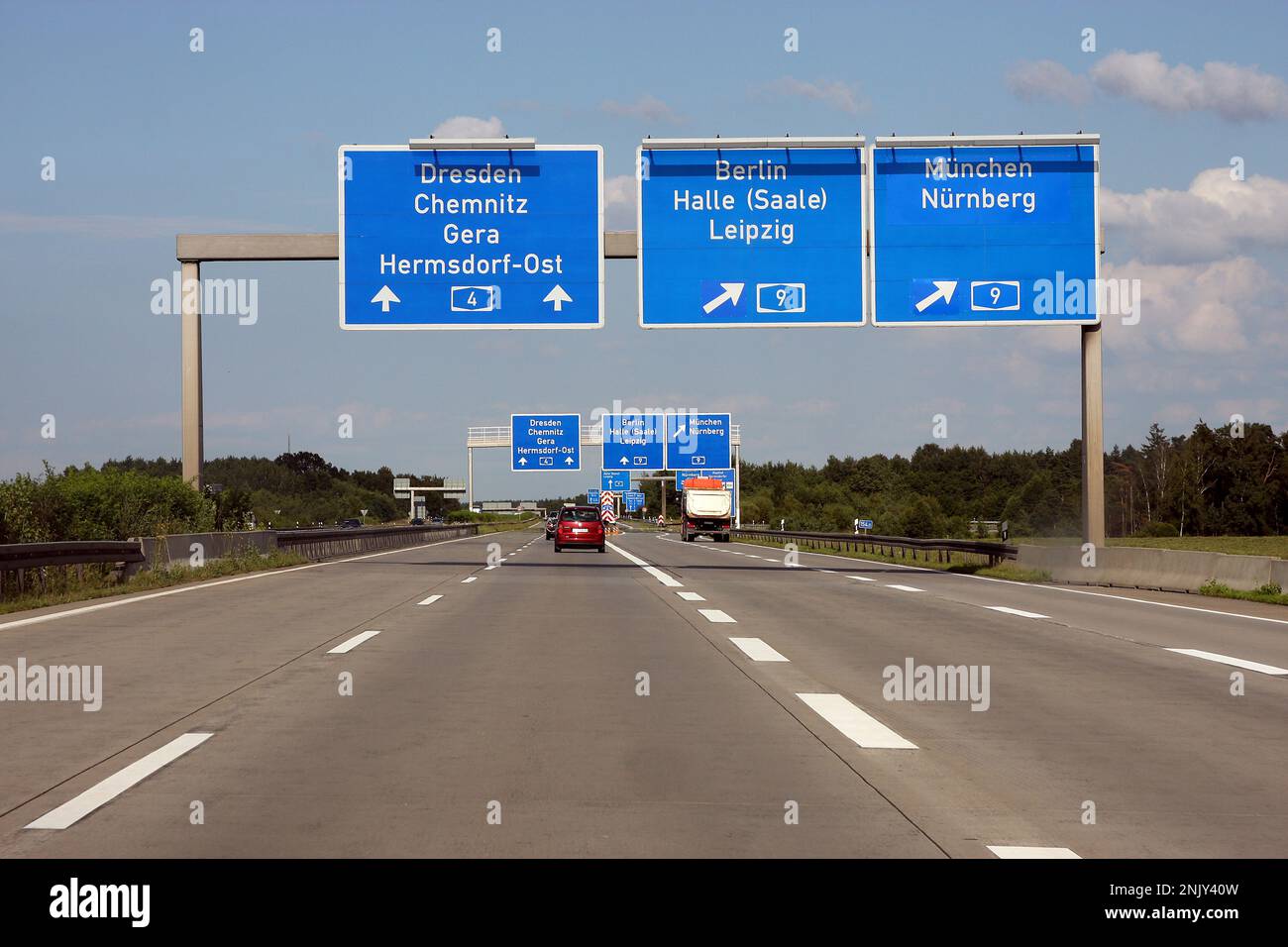 Autobahnschilder in Richtung Dresden, Chemnitz, Gera, Hermsdorf und Berlin, Halle, Saale und München, Nürnberg, Deutschland, Bayern, München Stockfoto