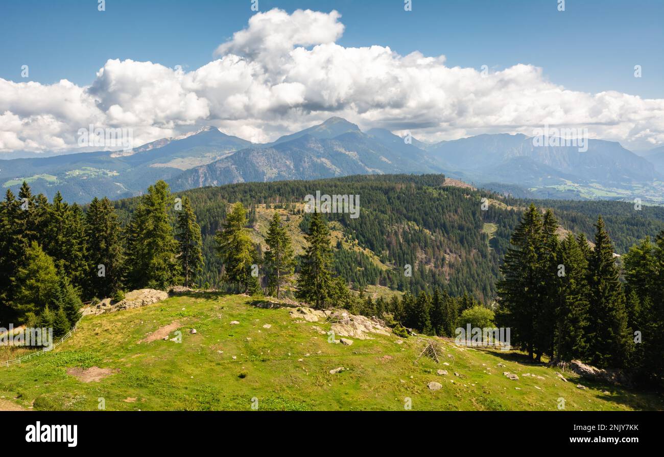 Der Naturpark Trudner Horn (italienisch: Parco naturale Monte Corno) ist ein Naturschutzgebiet südlich von Bozen in Südtirol, Norditalien. Panoramablick Stockfoto