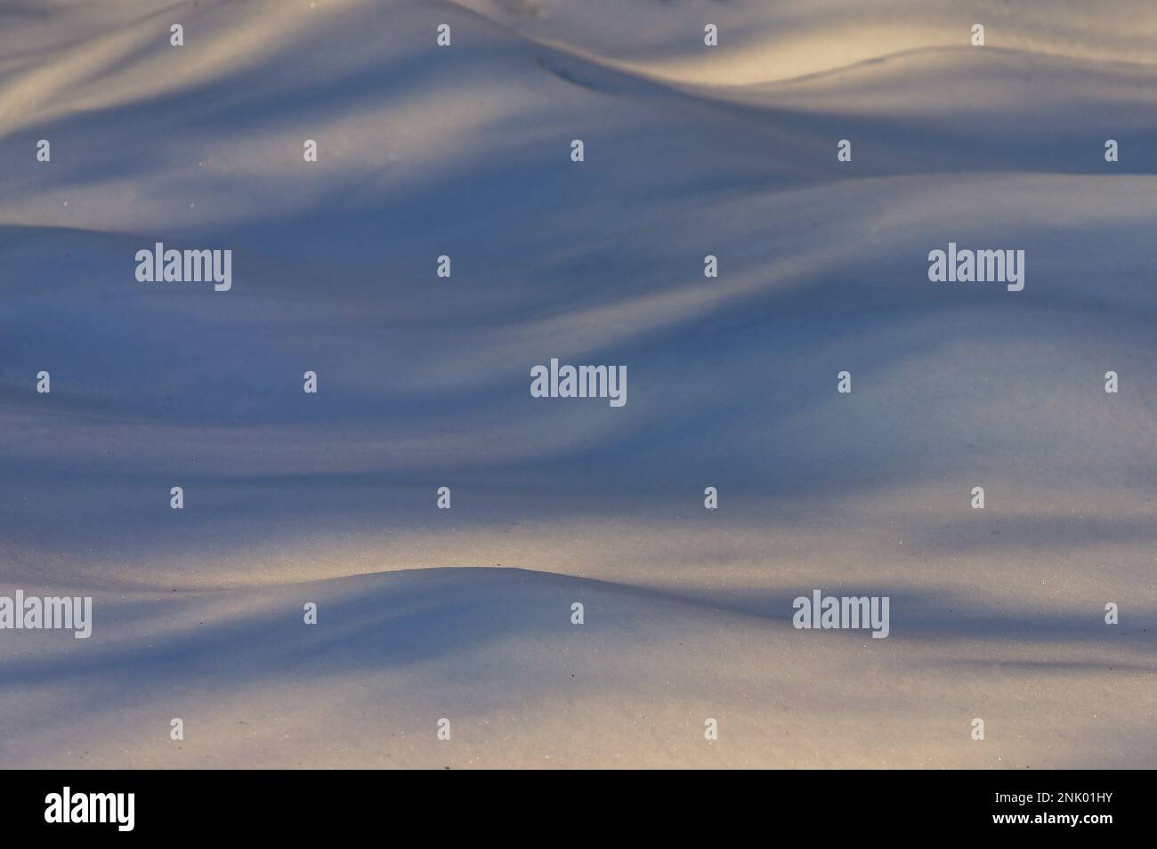 Abstrakte Schneeverwehungen In Sunset Light, Winterhintergrund Stockfoto