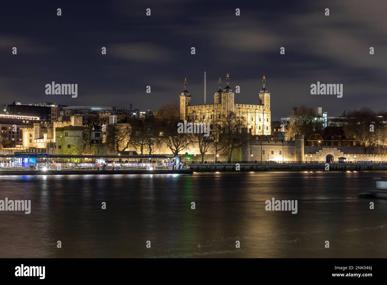 Die Themse und der Tower of London bei Nacht, London, England, Großbritannien Stockfoto
