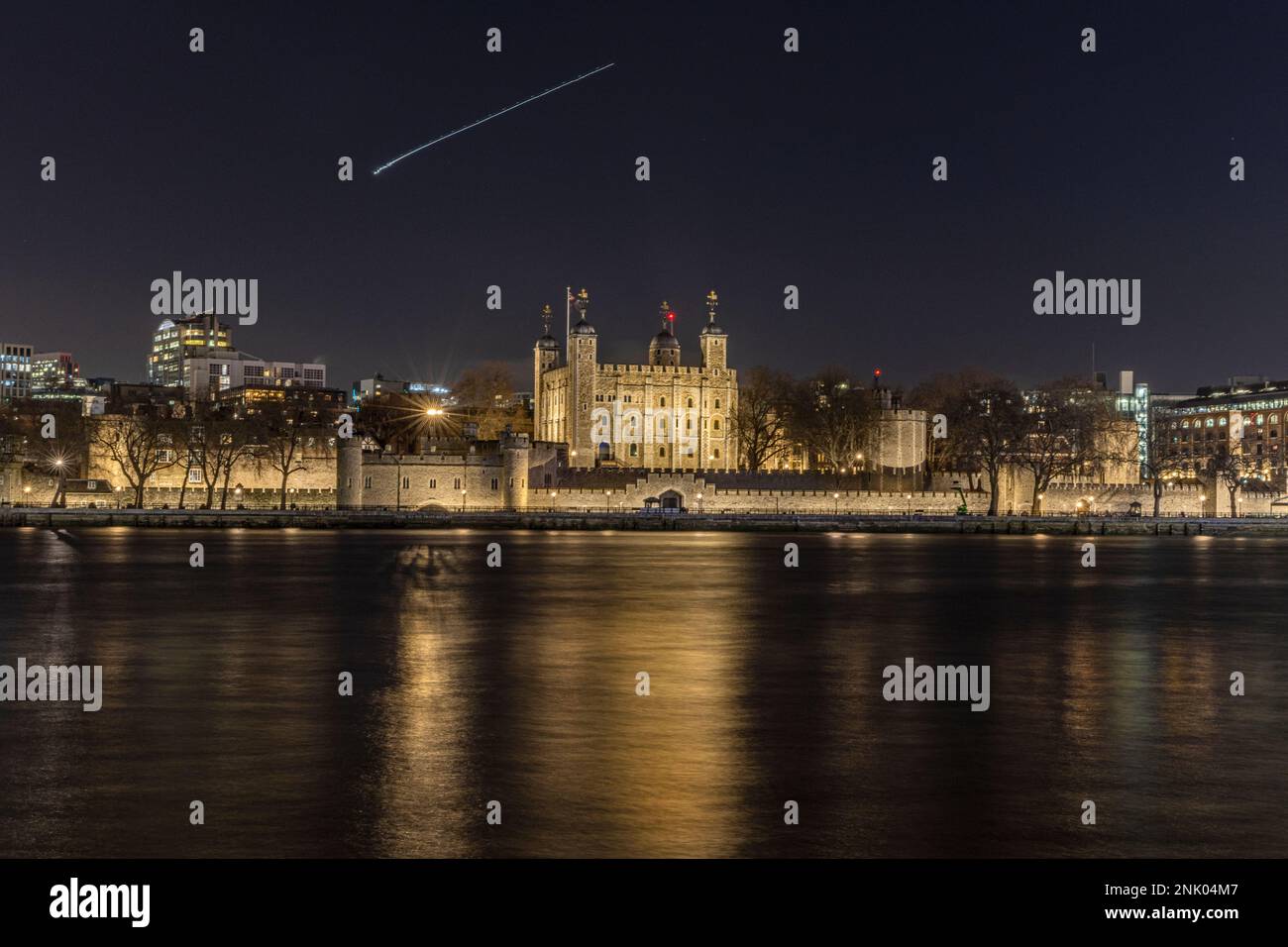 Die Themse und der Tower of London bei Nacht, London, England, Großbritannien Stockfoto
