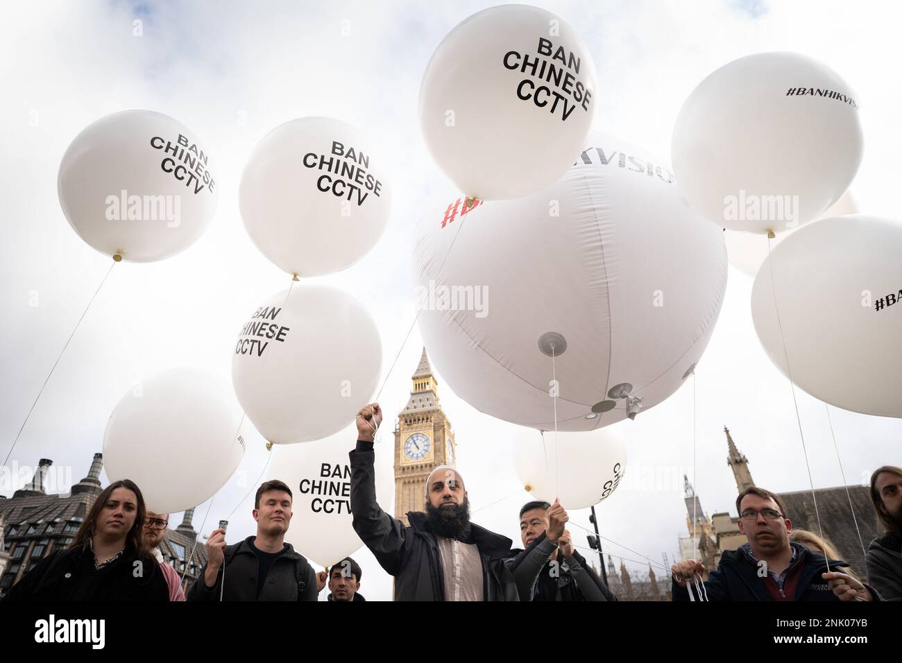 Demonstranten der Big Brother Watch Lobbygruppe halten große weiße Ballons mit der Botschaft an Ban Chinese CCTV und Ban Hikvision während eines "chinesischen Spionageballons" Protest am Parliament Square in London. Die Gruppe protestiert gegen die Untätigkeit der Regierung gegenüber staatseigenen chinesischen CCTV-Unternehmen, deren Produkte mit der ethnischen Verfolgung und den Verbrechen gegen die Menschlichkeit in China in Verbindung stehen, die in den USA verboten sind, aber von über 60 % der öffentlichen Einrichtungen im Vereinigten Königreich verwendet werden. Foto: Donnerstag, 23. Februar 2023. Stockfoto