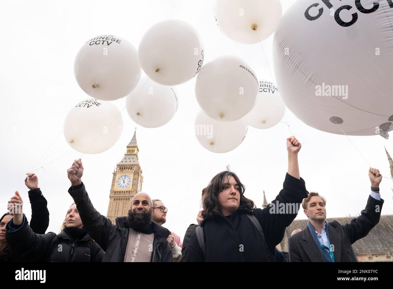 Demonstranten der Big Brother Watch Lobbygruppe halten große weiße Ballons mit der Botschaft an Ban Chinese CCTV und Ban Hikvision während eines "chinesischen Spionageballons" Protest am Parliament Square in London. Die Gruppe protestiert gegen die Untätigkeit der Regierung gegenüber staatseigenen chinesischen CCTV-Unternehmen, deren Produkte mit der ethnischen Verfolgung und den Verbrechen gegen die Menschlichkeit in China in Verbindung stehen, die in den USA verboten sind, aber von über 60 % der öffentlichen Einrichtungen im Vereinigten Königreich verwendet werden. Foto: Donnerstag, 23. Februar 2023. Stockfoto