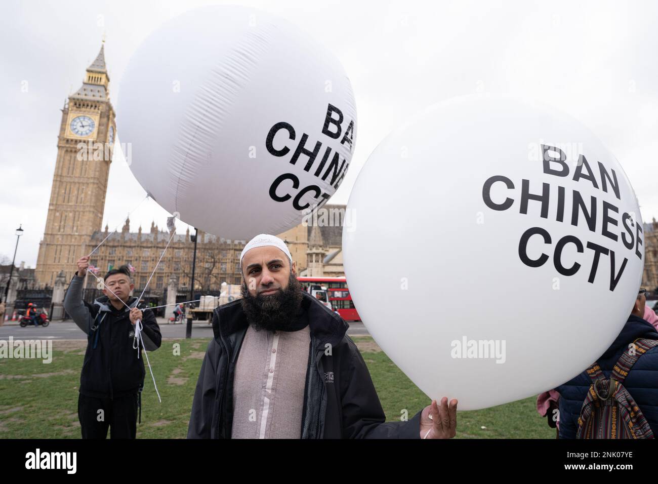 Demonstranten der Big Brother Watch Lobbygruppe halten große weiße Ballons mit der Botschaft an Ban Chinese CCTV und Ban Hikvision während eines "chinesischen Spionageballons" Protest am Parliament Square in London. Die Gruppe protestiert gegen die Untätigkeit der Regierung gegenüber staatseigenen chinesischen CCTV-Unternehmen, deren Produkte mit der ethnischen Verfolgung und den Verbrechen gegen die Menschlichkeit in China in Verbindung stehen, die in den USA verboten sind, aber von über 60 % der öffentlichen Einrichtungen im Vereinigten Königreich verwendet werden. Foto: Donnerstag, 23. Februar 2023. Stockfoto