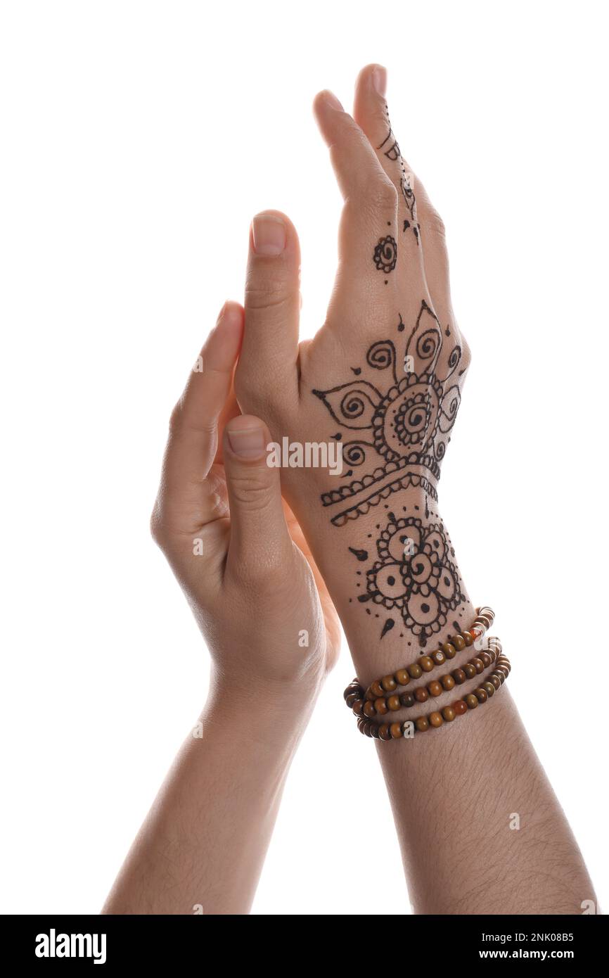 Eine Frau mit einem wunderschönen Henna-Tattoo auf der Hand vor weißem Hintergrund, Nahaufnahme. Traditionelles Mehndi Stockfoto