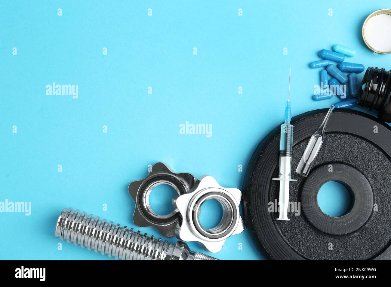 Verschiedene Medikamente, Sportausrüstung und Platz für Text auf hellblauem Hintergrund, flach gelegt. Dopingkontrolle Stockfoto