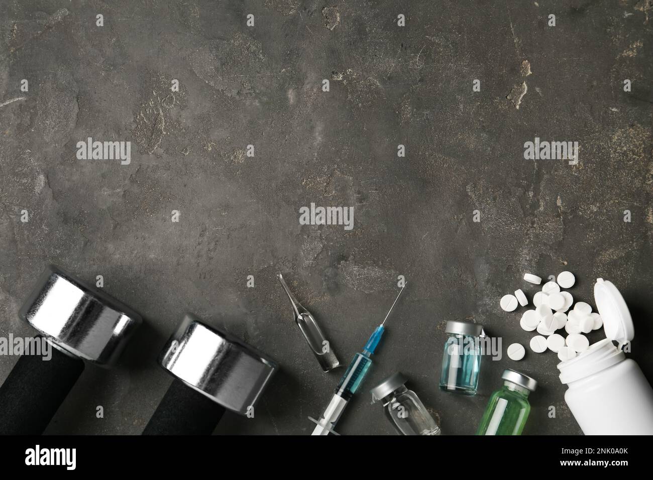 Verschiedene Medikamente, Sportausrüstung und Platz für Text auf grauem Tisch, flach liegend. Dopingkontrolle Stockfoto