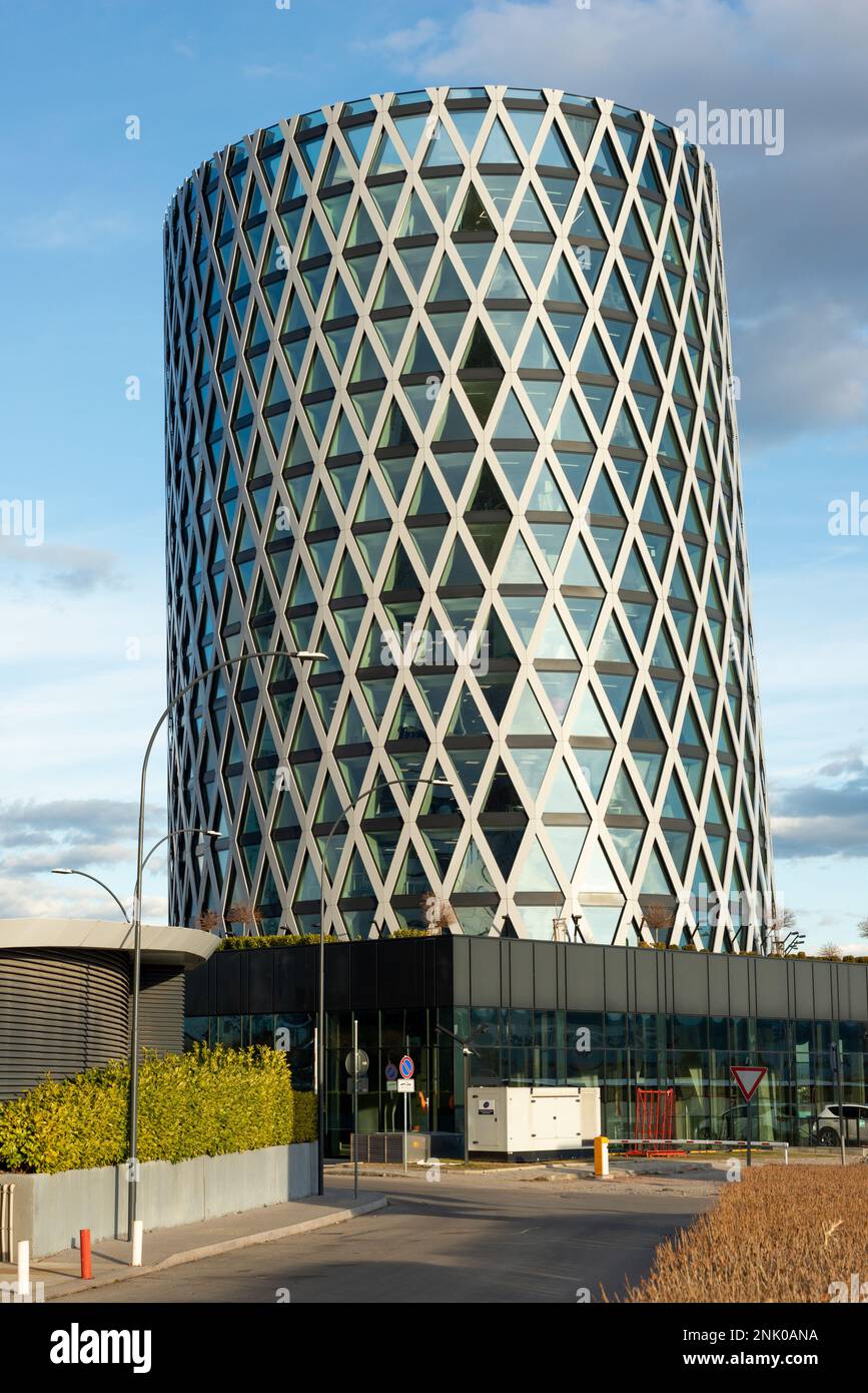 Rückansicht des gekippten Bürogebäudes des Ellipse Center in Sofia, Bulgarien, Osteuropa, Balkan, EU Stockfoto