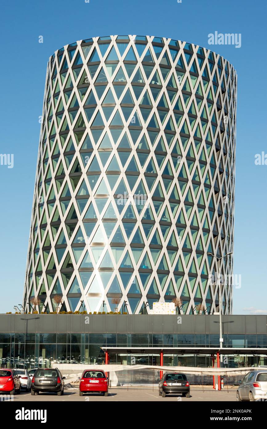 Rückansicht des gekippten Bürogebäudes des Ellipse Center in Sofia, Bulgarien, Osteuropa, Balkan, EU Stockfoto