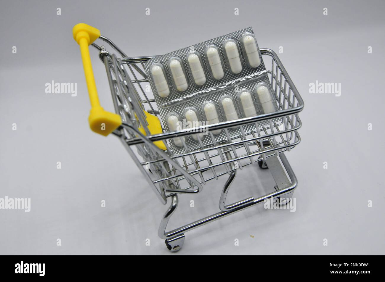 Medizinische Tabletten im Einkaufswagen, Wert für Geld Stockfoto