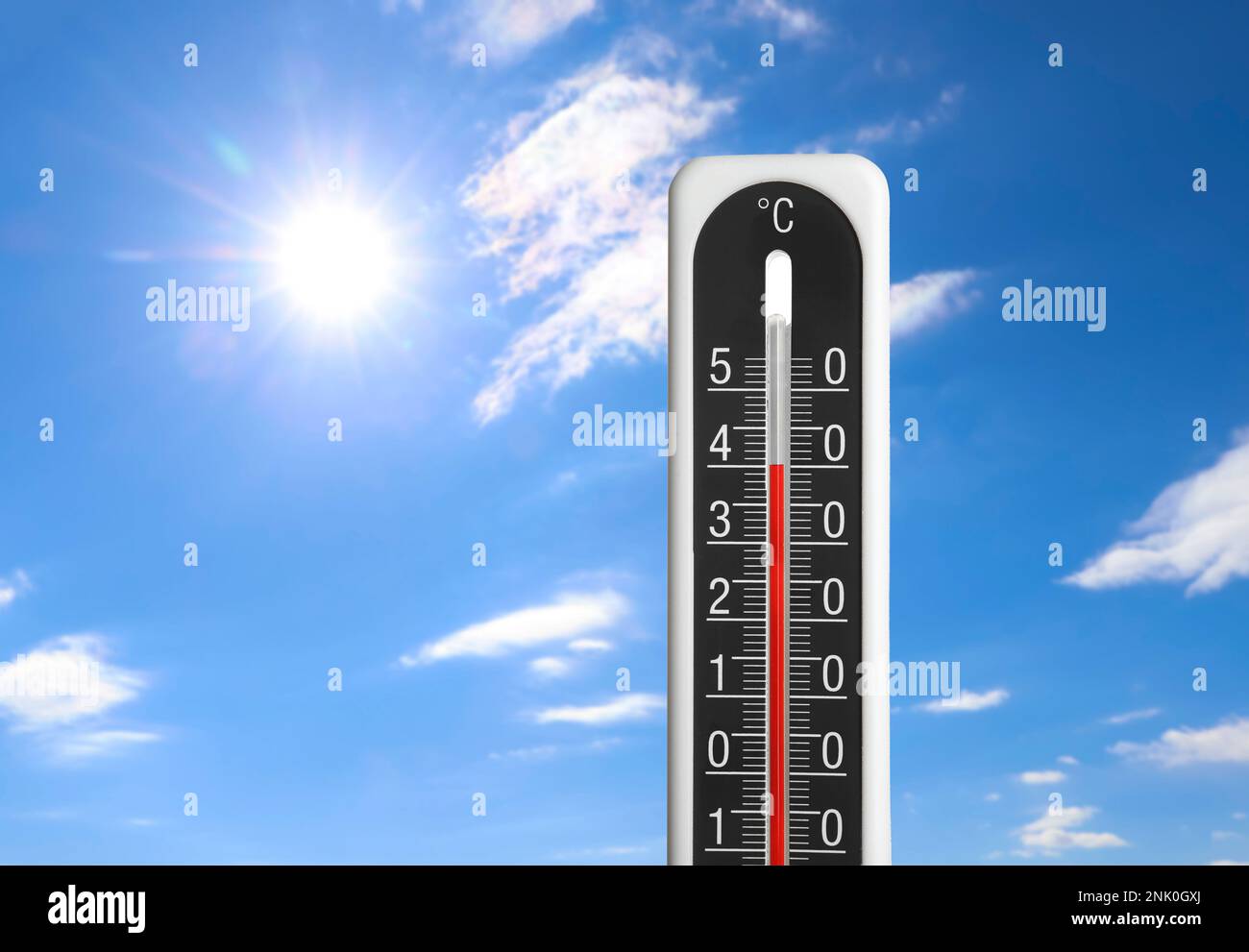 Wetterthermometer mit hohen Außentemperaturen an heißen, sonnigen Tagen. Warnung vor Hitzschlag Stockfoto