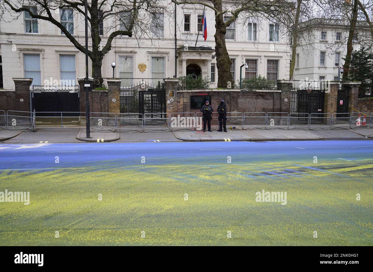 Eine ukrainische Flagge, die vor der russischen Botschaft in London von Demonstranten vor dem Jahrestag der Invasion der Ukraine am Freitag gemalt wurde. Foto: Donnerstag, 23. Februar 2023. Stockfoto