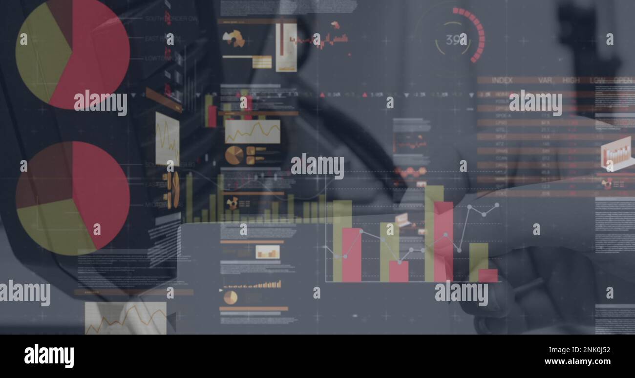 Statistische Datenverarbeitung im Vergleich zur Nahaufnahme einer Person, die eine Zahlung per Kreditkarte tätigt Stockfoto