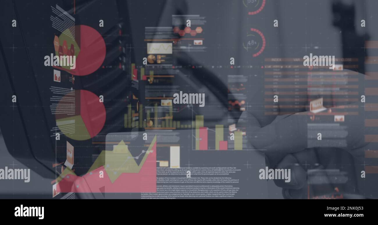Statistische Datenverarbeitung im Vergleich zur Nahaufnahme einer Person, die eine Zahlung per Kreditkarte tätigt Stockfoto