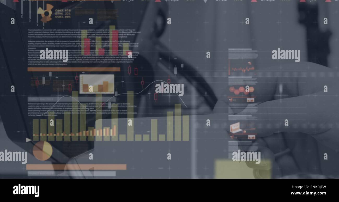 Statistische Datenverarbeitung im Vergleich zur Nahaufnahme einer Person, die eine Zahlung per Kreditkarte tätigt Stockfoto