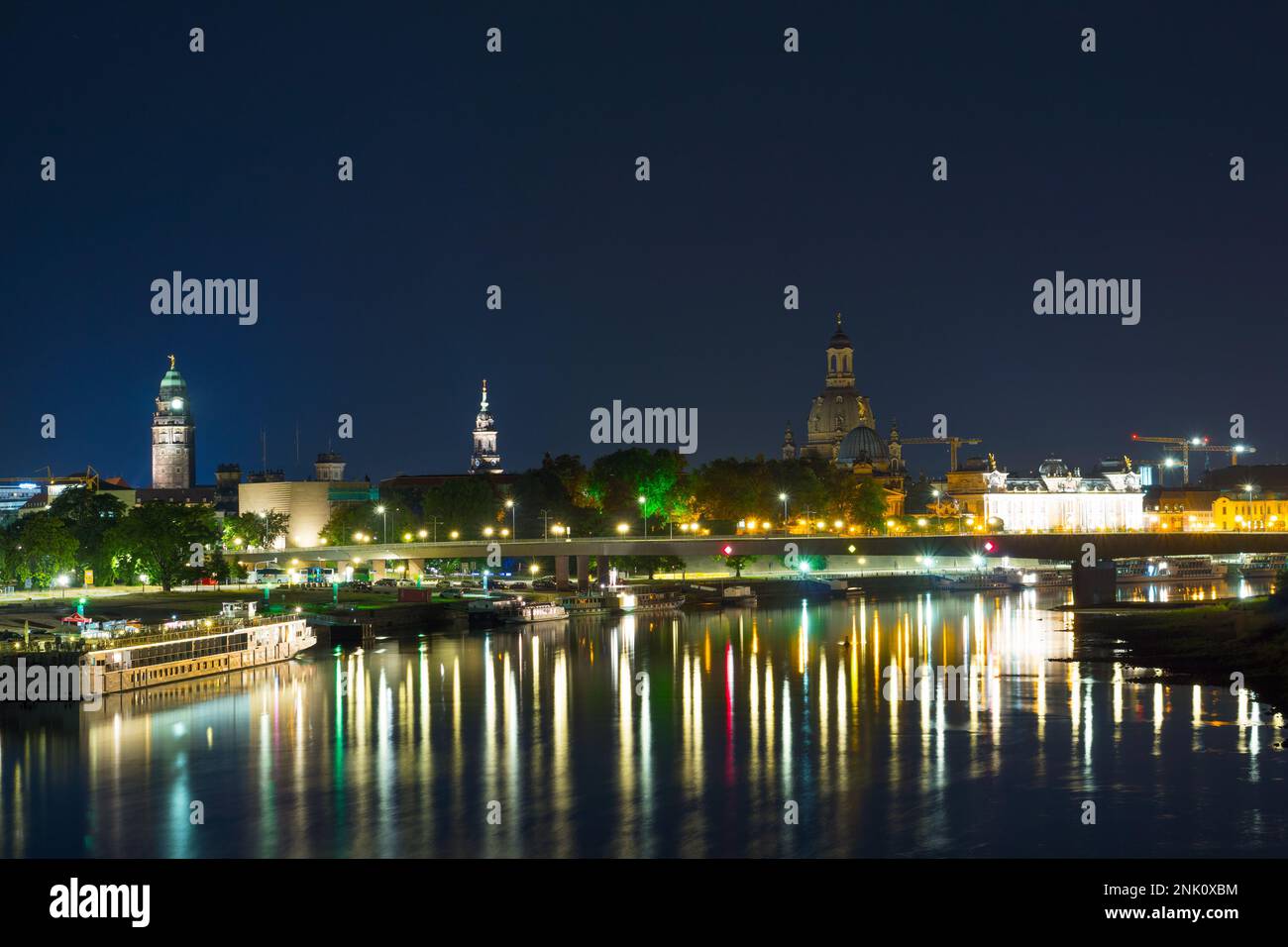 Dresden, Deutschland um Juli 2018: Das historische Stadtzentrum bei Nacht Stockfoto