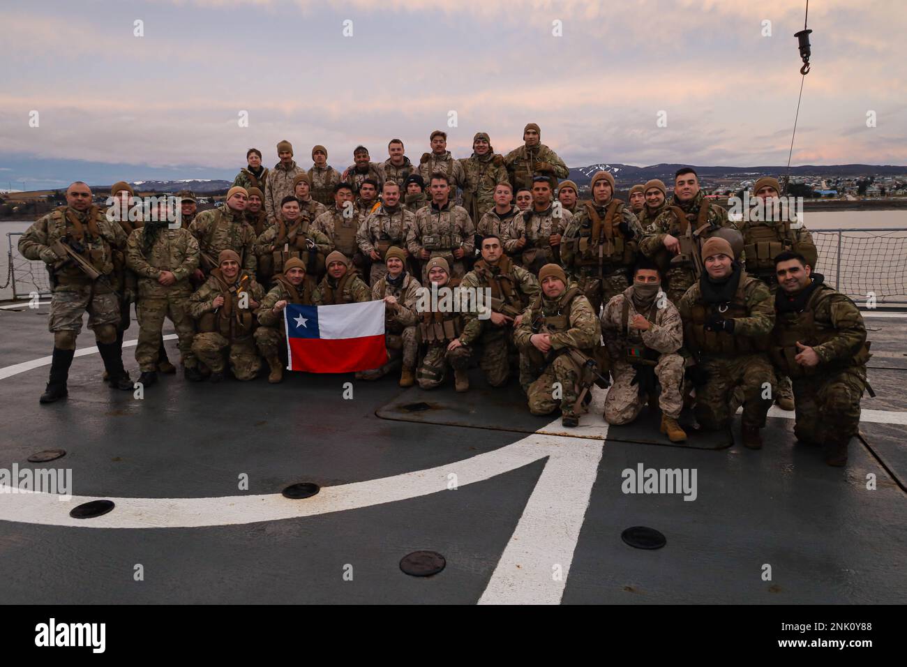 USA Marines mit 2. Bataillon, 1. Marineregiment, 1. Marine Division, posieren für ein Foto mit chilenischen Marinepartnern an Bord eines OPV-83 Patrouillenschiffes während eines beidseitigen Austauschs zum Überleben bei kaltem Wetter in Punta Arenas, Chile, 8. August 2022. Während dieses Trainings haben die Marines ihre Ausbildung in geeigneten Techniken zur Beschaffung von Nahrung, Wasser und Unterkünften in zahlreichen kalten Wetterumgebungen vorangetrieben. Der Schulungsaustausch in Südamerika bietet außerplanmäßige Schulungen für US-Streitkräfte an und stärkt gleichzeitig unsere Partnerschaft und die allgemeine Interoperabilität mit regionalen Partnern. Stockfoto