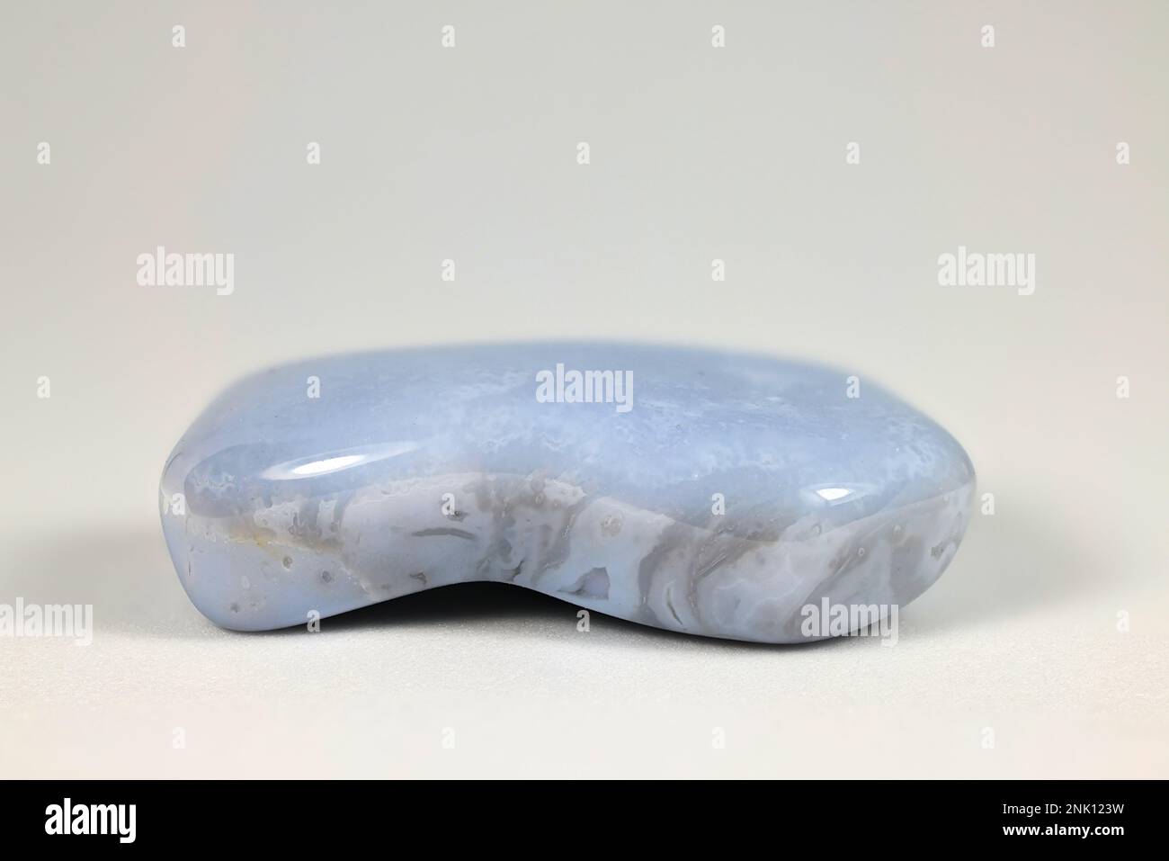 Blaues Spitzen-Achat ist ein umschlossenes mikrokristallines Chalcedony Stockfoto