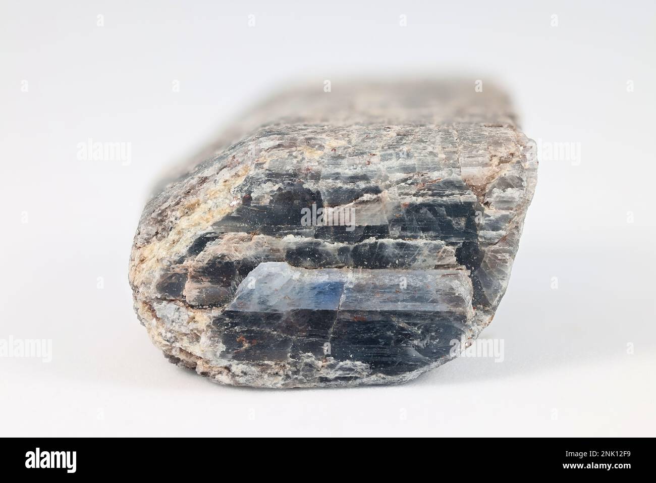 Kyanit ist ein typisches blaues Aluminiumsilikat-Mineral, auch bekannt als Disthen oder Cyanit Stockfoto